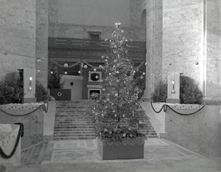 1959-christmas-tree-in-rotunda