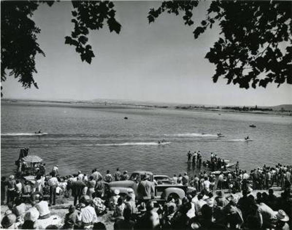 Boat race on Columbia River