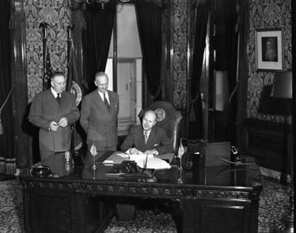 Gov. Langlie signing bill 3-6-1951